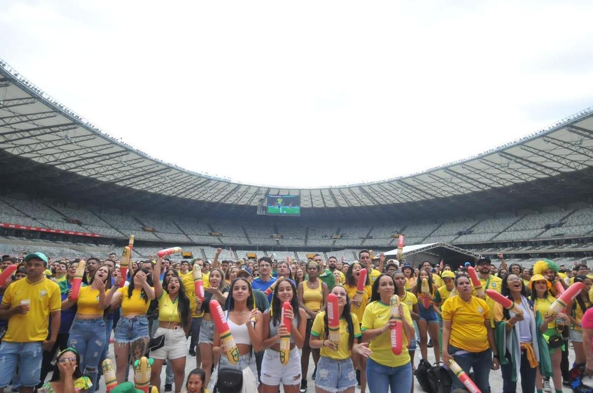 No Mineiro, torcedores assistem ao jogo entre Brasil x Srvia pela Copa do Mundo do Catar
