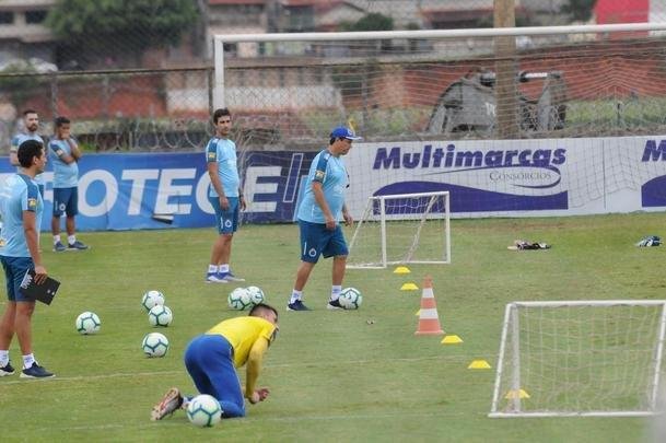Adilson Batista em ao em seu primeiro treino  frente do Cruzeiro
