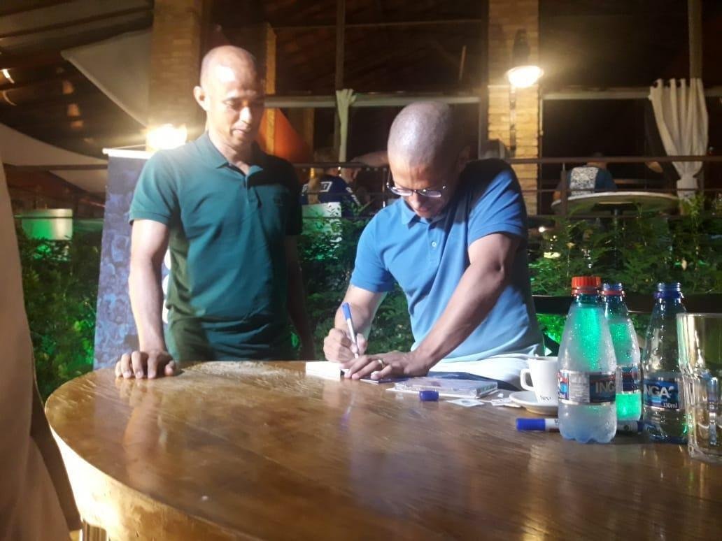 'Quem viveu 2003, ter boas recordaes. Quem no viveu e apenas ouviu as histrias, ter mais uma situao para ler e entender um pouquinho o que houve'. Com essas palavras, Alex convocou os torcedores do Cruzeiro a prestigiarem a obra '2003, a Trplice Histria de um Time Mgico', que conta a histria do elenco que encantou o pas e deu show em trs competies: Campeonato Mineiro, Copa do Brasil e Campeonato Brasileiro. Comercializado por R$ 39,90, o livro de 138 pginas, escrito pelo ex-camisa 10 em parceria com o jornalista Anderson Olivieri, foi lanado na noite desta segunda-feira, na Pizzaria Villa Floriano, Bairro de Santa Efignia, na Regio Leste de Belo Horizonte. Entre vrias personalidades que prestigiaram o evento esto o zagueiro Leo, os ex-jogadores Ricardinho, Augusto Recife, Sandro, Leandro e Ruy e o preparador fsico Antnio Mello.