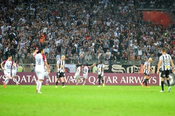 Pulga Rodrguez converteu pnalti cometido por Elias e diminuiu para o Coln: 2 a 1