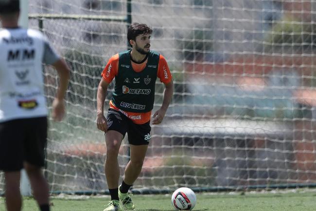 Com seriedade, mas tambm descontrao, o Atltico treinou sob sol forte na manh desta sexta-feira (21), na Cidade do Galo, em Vespasiano. Este foi o quinto dia de pr-temporada para o clube mineiro em 2022, sob o comando do tcnico argentino Antonio 'El Turco' Mohamed. Novas baixas, o volante Allan e o atacante Keno testaram positivo para COVID-19 e no participaram das atividades (ambos cumprem perodo de sete dias de isolamento social).