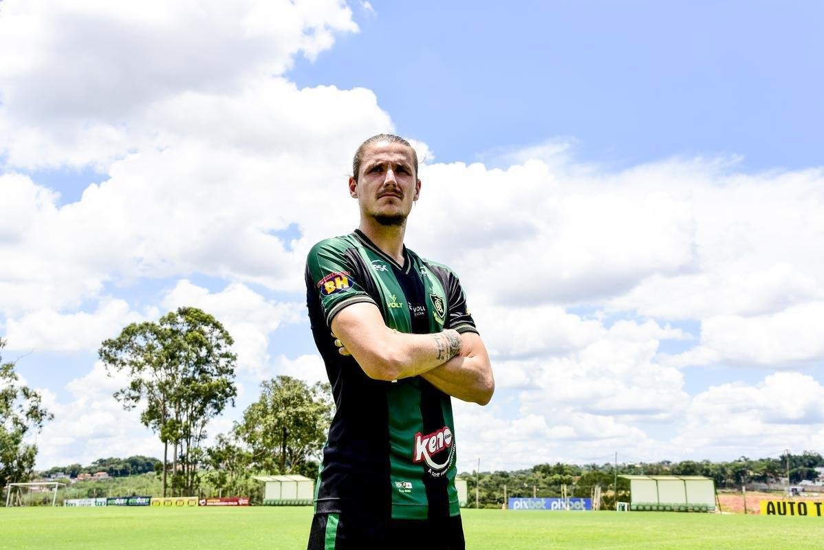 Zagueiro Iago Maidana, um dos nove refor�os do Am�rica para 2022, durante sua apresenta��o no CT Lanna Drumond, nesta quinta-feira (20)