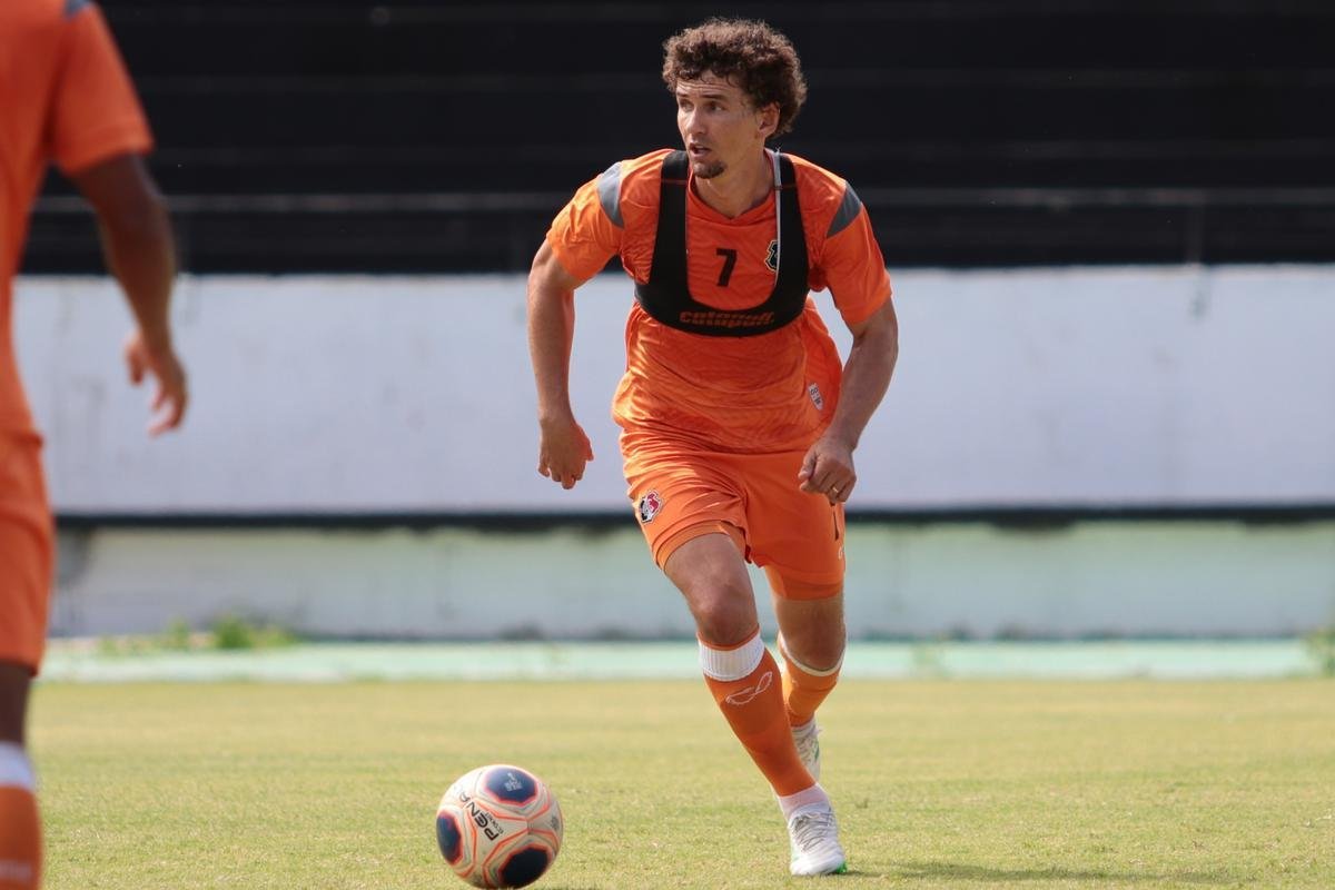 Jogadores do Santa Cruz treinaram no estádio do Arruda, já apresentando trabalhos com bola no gramado, sob a supervisão do técnico Itamar Schülle. Todos os atletas e os membros da comissão técnica seguem submetidos às medidas de afastamento social.