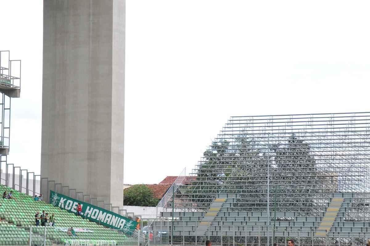Fotos das obras de instalao de arquibancadas mveis no estdio Independncia