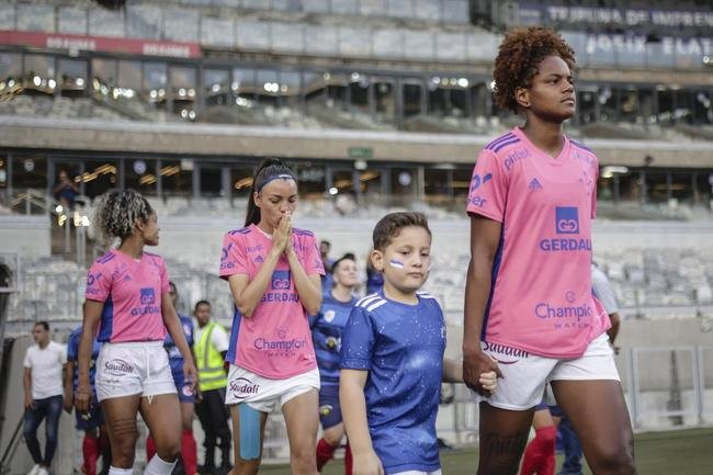 Em preliminar de Cruzeiro x Ituano pela Srie B, o time feminino da Raposa, conhecido como Cabulosas, goleou o Araguari por 8 a 0 pela terceira rodada do Campeonato Mineiro Feminino. Equipe cruzeirense estreou o uniforme rosa, confeccionado pela Adidas em homenagem  campanha Outubro Rosa, de conscientizao contra o cncer de mama