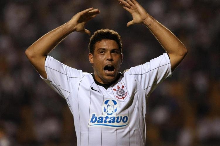 Ronaldo usou as dependências do Flamengo para se recuperar de uma lesão no joelho esquerdo no fim de 2008. A torcida rubro-negra tinha esperança em ver o Fenômeno, à época aos 32 anos, vestir a camisa do clube pelo qual ele torcia na infância. Porém, o Corinthians apresentou proposta ao jogador e fechou a contratação, o que despertou a ira dos flamenguistas.