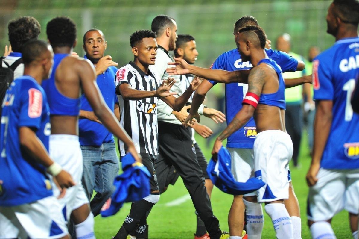 Jogadores de Cruzeiro e Atltico brigaram logo depois da disputa de pnaltis