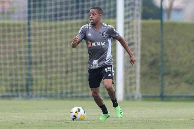 Improvisado na lateral, Edenilson garante dedicação extra no Galo