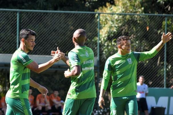 Em jogo-treino realizado na manh deste sbado, na Cidade do Galo, o Amrica venceu o Atltico, por 3 a 1. Os gols do triunfo americano foram marcados por Jonatas Belusso, duas vezes, e Rafael Bilu. O zagueiro Rver descontou para a equipe alvinegra.