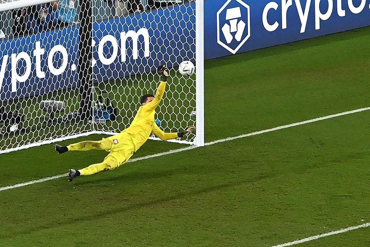 Goleiro Wojciech Szczesny defendeu pnalti cobrado por Messi no duelo entre Polnia e Argentina no Estdio 974