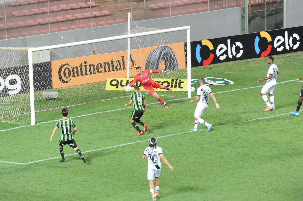 Fotos do duelo entre Amrica e Ponte Preta, no Independncia, em Belo Horizonte, em jogo de volta da quarta fase da Copa do Brasil