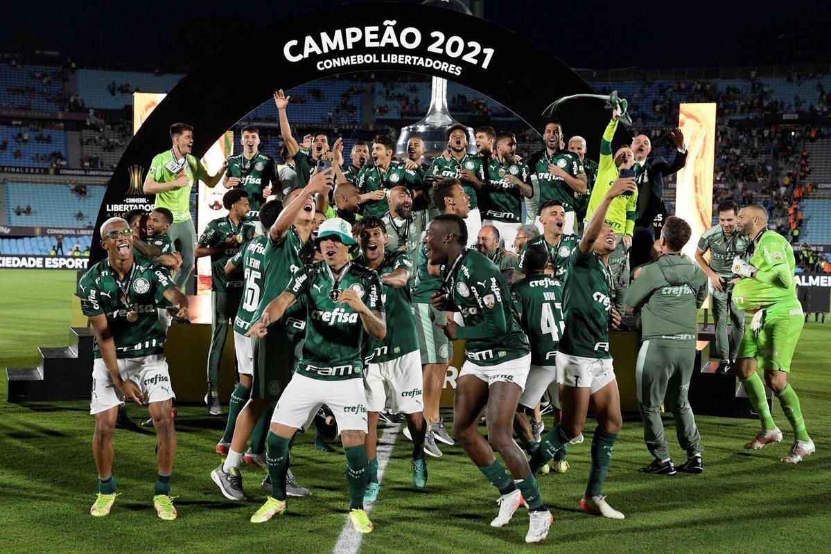 Fotos: festa dos jogadores do Palmeiras com a taa da Libertadores