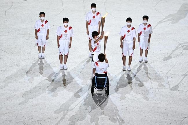 Acendimento da pira olmpica na cerimnia de abertura dos Jogos de Tquio