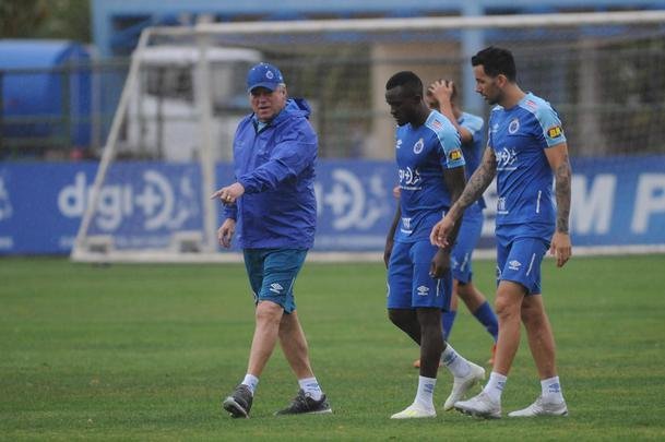 Sob forte chuva, Cruzeiro iniciou preparao para duelo com o Botafogo, marcado para as 21h30 desta quinta-feira