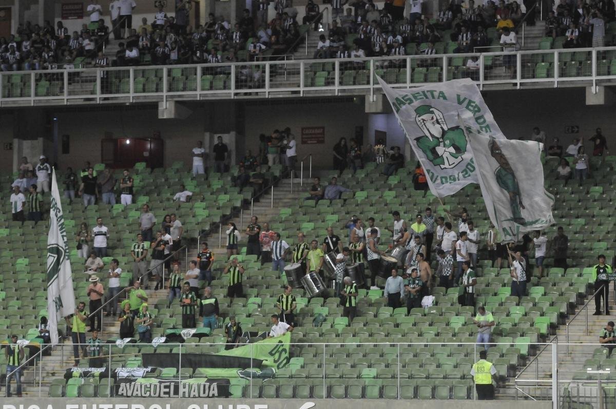 Torcedores do Amrica durante jogo de ida da semifinal do Mineiro, contra o Atltico, no Independncia