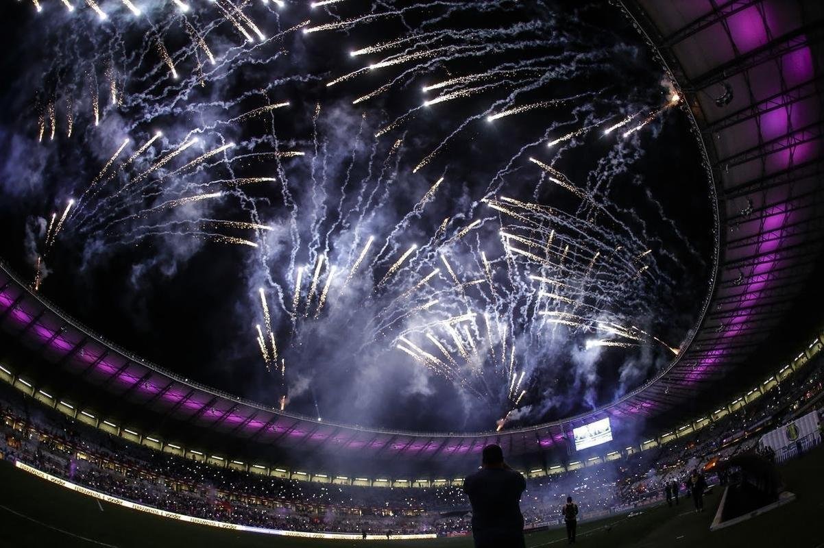 Mineiro teve show de luzes e iluminao especial antes do jogo entre Cruzeiro e Ituano pela Srie B do Campeonato Brasileiro. Estdio aderiu  campanha Outubro Rosa, de conscientizao da sociedade para a preveno do cncer de mama. Houve ainda espetculo com fogos e aes de patrocinadores do clube na esplanada para o torcedor, que festejou com o time o ttulo da Srie B do Brasileiro