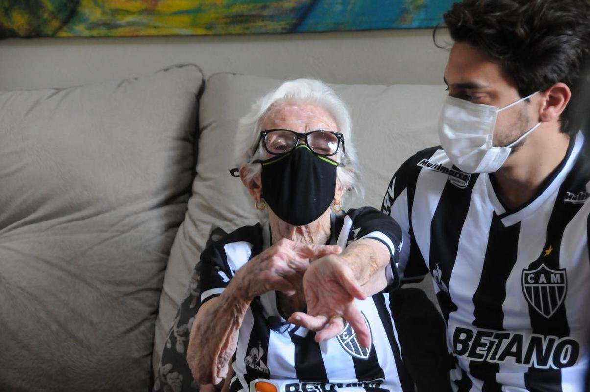 Ana C�ndida de Oliveira Marques, a Vov� do Galo, de 101 anos, ao lado da filha, Maria Aparecida, e dos netos Marcelo e Sabrina