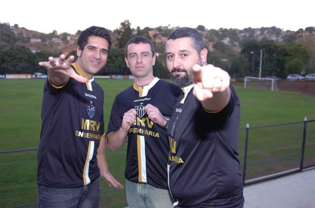 Novamente com a Diadora, Atltico teve camisa preta com detalhes em branco e dourado em 2006