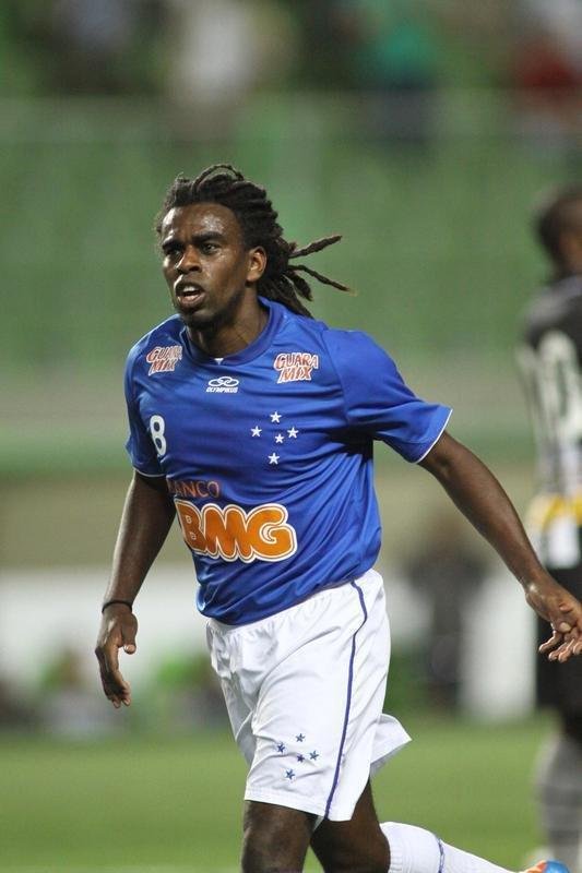 Grande nome da histria do Cruzeiro, o volante Tinga vestiu a camisa azul entre 2012 e 2015. Fez 65 jogos e marcou dois gols. No perodo, conquistou os Brasileiros de 2013 e 2014 e o Mineiro de 2014.