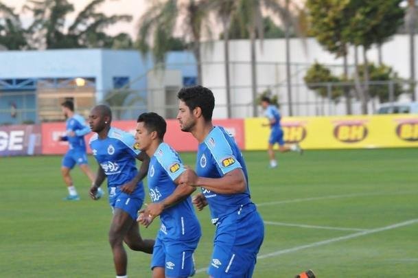 Cruzeiro iniciou sua intertemporada nesta segunda-feira na Toca da Raposa II. Tcnico Mano Menezes contou com elenco completo. Grupo agora comea preparao para decises com Atltico na Copa do Brasil, River Plate na Copa Libertadores e 29 rodadas restantes do Campeonato Brasileiro