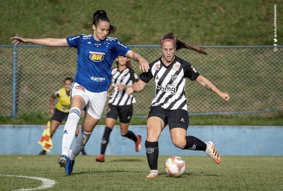 Cruzeiro e Atlético empataram em 0 a 0 nesta terça-feira (8), em partida adiada da 2ª rodada do Campeonato Mineiro Feminino. O confronto foi realizado na Toca da Raposa I, em Belo Horizonte, e decretou a classificação do Galo para a grande decisão.