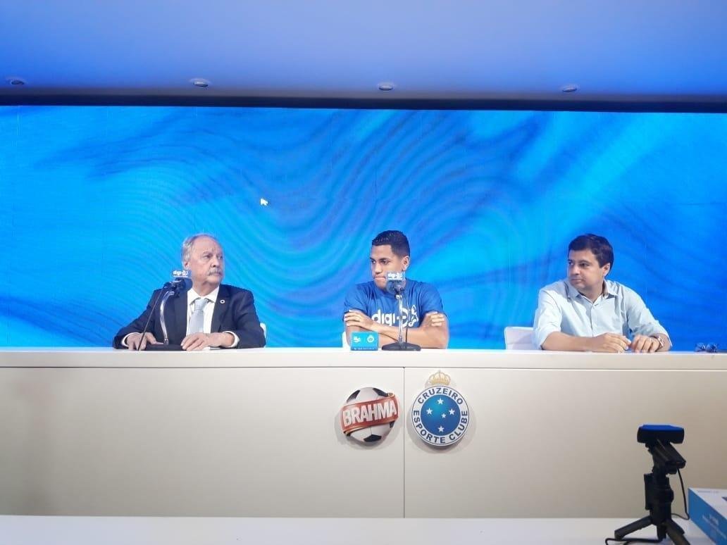 Pedro Rocha foi apresentado pelo Cruzeiro na tarde desta sexta-feira (05/04)