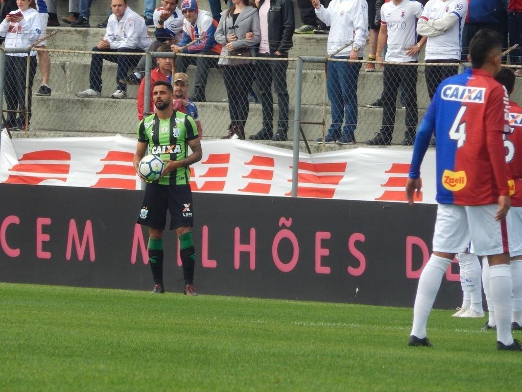 Amrica perde para o Paran Clube, em Curitiba: veja imagens da partida no Durival de Britto