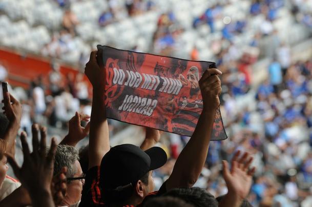 Torcidas de Cruzeiro e Flamengo fizeram a festa em duelo das equipes no Mineiro