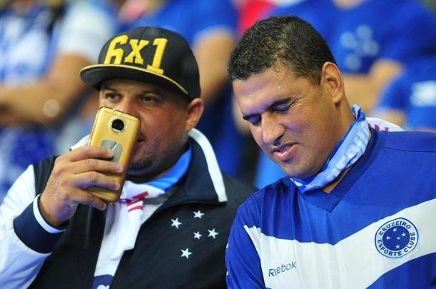 No segundo tempo, Cruzeiro no conseguiu a reao, levou bola na trave e ainda perdeu um pnalti com o meia Thiago Neves. Torcida se revoltou e atirou sinalizadores em campo