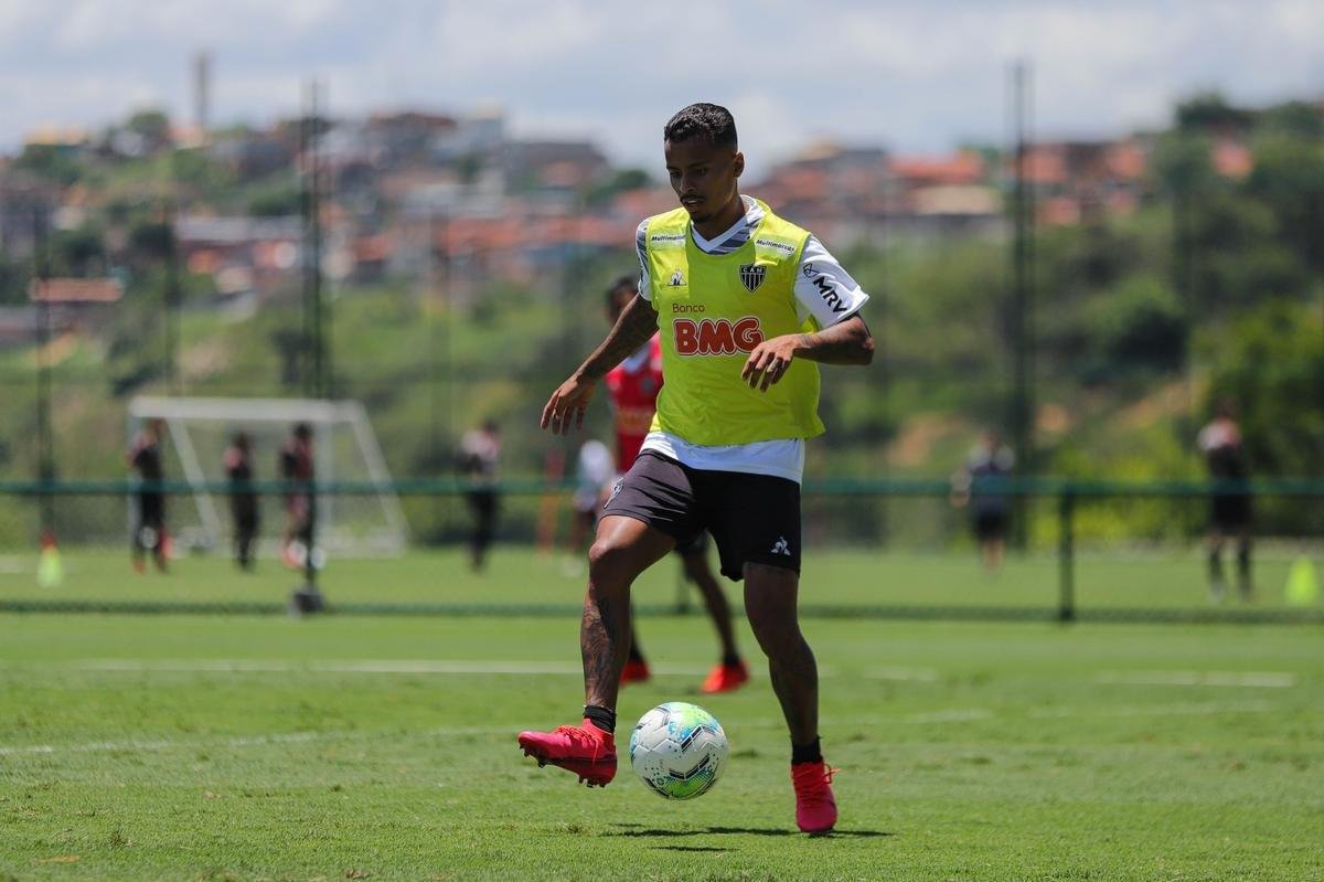 Atlético divulga fotos do novo uniforme de treino