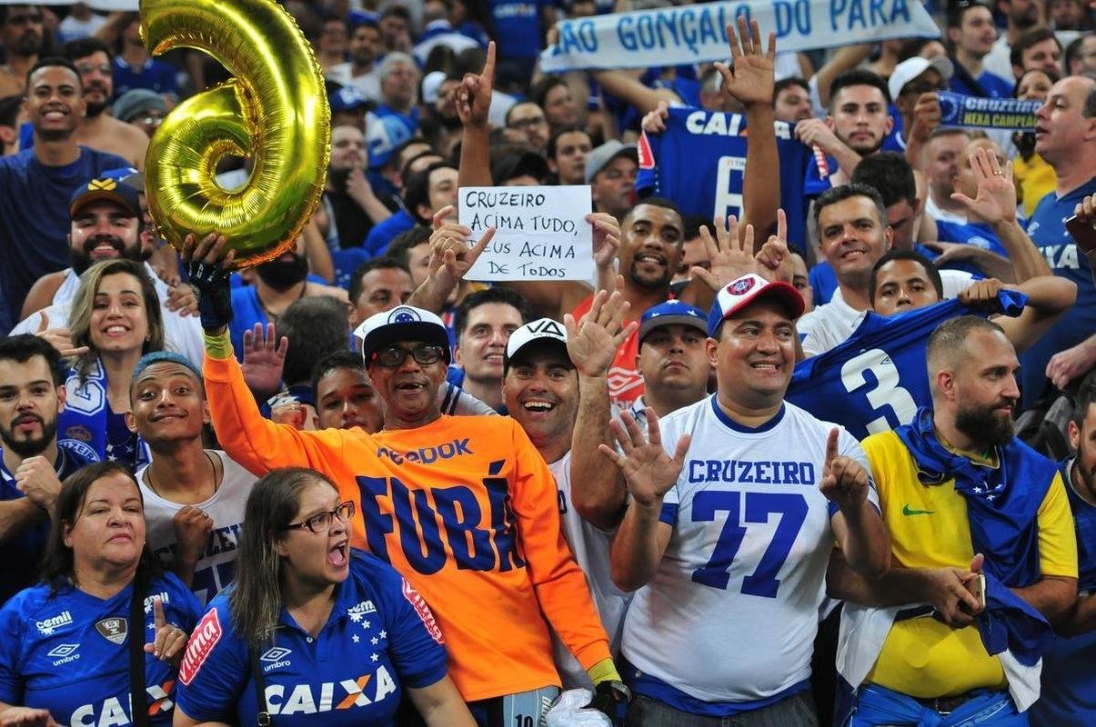 Seja em campo, nas arquibancadas da Arena Corinthians ou nas ruas de Belo Horizonte, os cruzeirenses comemoraram bastante a conquista do sexto ttulo da Copa do Brasil. O clube se tornou o maior vencedor isolado da histria do torneio, deixando para trs o Grmio, que ganhou cinco vezes. Veja as melhores imagens da celebrao de jogadores, dirigentes e torcedores!