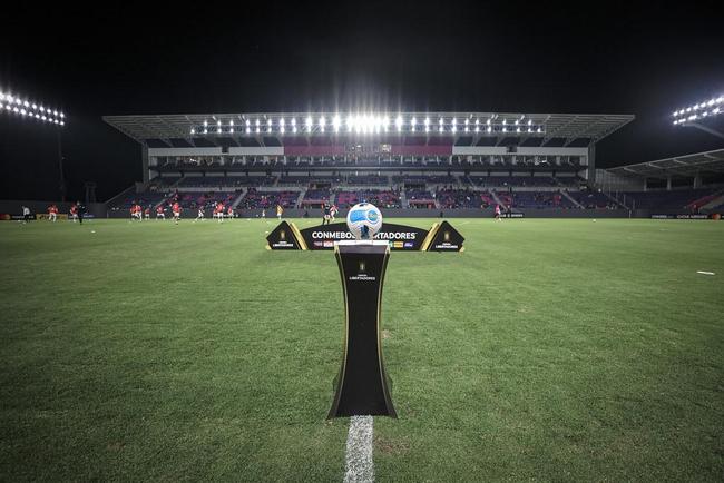 Banco Guayaquil (Equador) - um jogo e um empate. Foi um gol marcado e um sofrido