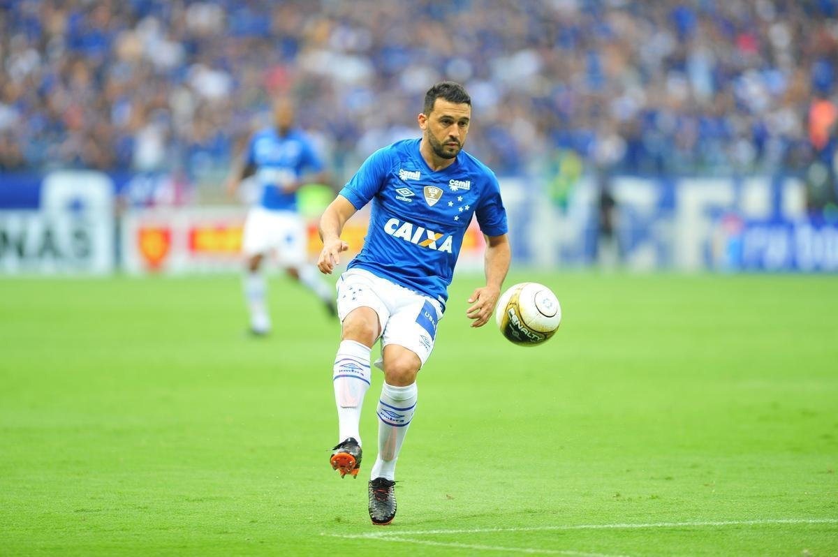 Cruzeiro pressionou o Atltico nos minutos iniciais e abriu o placar aos 3, com gol de cabea de Arrascaeta