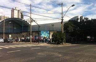 Imagens da fila de cruzeirenses por ingressos no Barro Preto