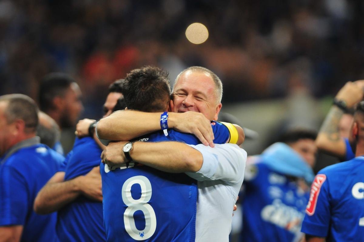 Depois da vitria por 5 a 3 nos pnaltis, que teve Fbio como heri, jogadores e comisso tcnica comemoraram muito no gramado do Mineiro. Capito Henrique ergueu a taa do penta no Gigante