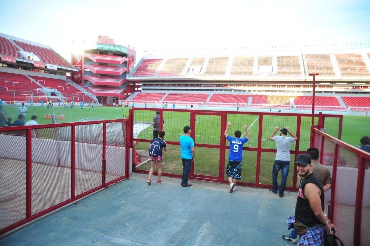 Fotos do treino do Cruzeiro no estdio Libertadores de Amrica, casa do Independiente, em Avellaneda. Time celeste fechou preparao para o jogo contra o Racing, s 21h30 desta tera-feira, no El Cilindro, pela primeira rodada do Grupo 5 da Copa Libertadores (Ramon Lisboa/EM D.A Press)