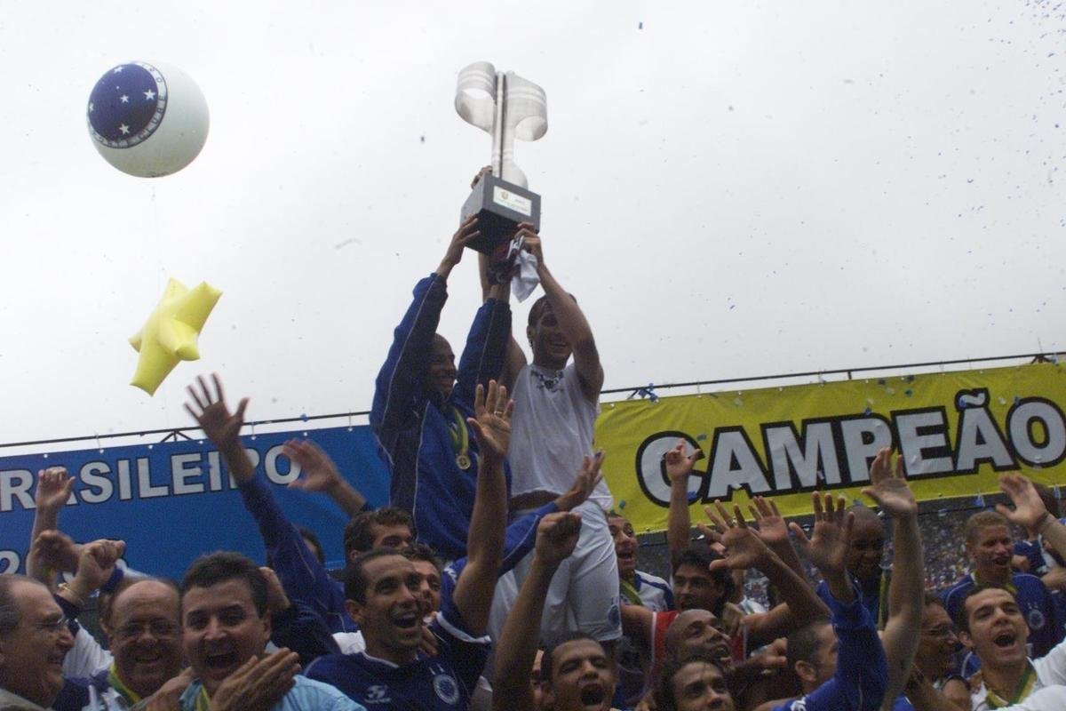 Com o ttulo brasileiro confirmado, o Cruzeiro fez no dia 7 de dezembro de 2003 o jogo da taa e das faixas contra o Fluminense, no Mineiro. Com show de Alex, autor de dois gols, o time celeste goleou os cariocas por 5 a 2 e promoveu nova festa da torcida azul em Belo Horizonte. Jogadores finalmente ergueram a taa oficial do Campeonato Brasileiro, cedida pela CBF, e deram a volta olmpica. Os campees brasileiros de 1966 tambm participaram das comemoraes no Gigante da Pampulha.