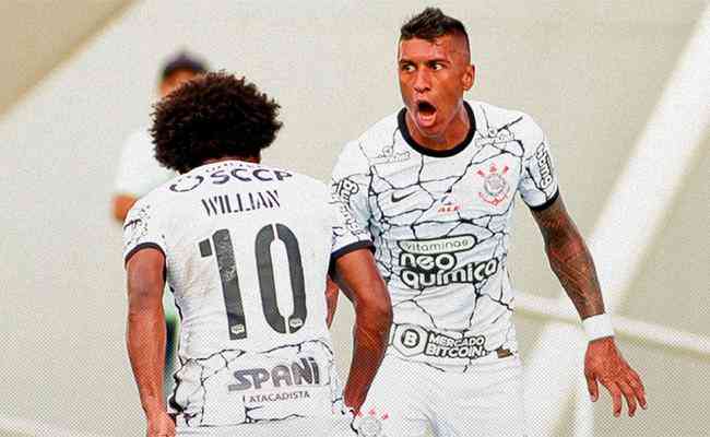 Paulinho e Willian comemoram primeiro gol do Corinthians na vitória sobre o Botafogo