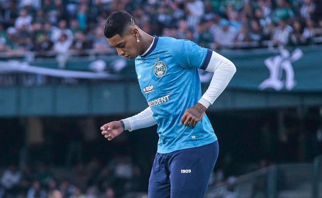 Alef Manga foi afastado pelo Coritiba