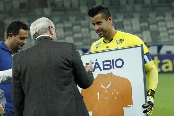 Fbio recebe homenagem no jogo diante do Nutico, no Mineiro
