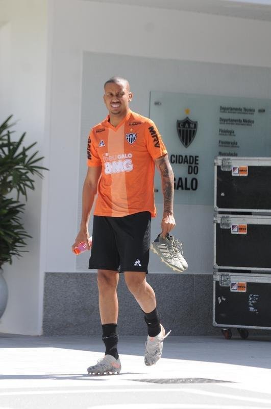 Treino do Atltico nesta segunda-feira, na Cidade do Galo, contou com a volta do meia  Juan Cazares. Direo no chegou a acordo para vend-lo a clube saudita. Tcnico Rafael Dudamel relacionou 23 jogadores para a viagem a Santa Fe, local da estreia na Sul-Americana, quinta-feira, contra o Unin-ARG. Jogador equatoriano ficou fora da lista.