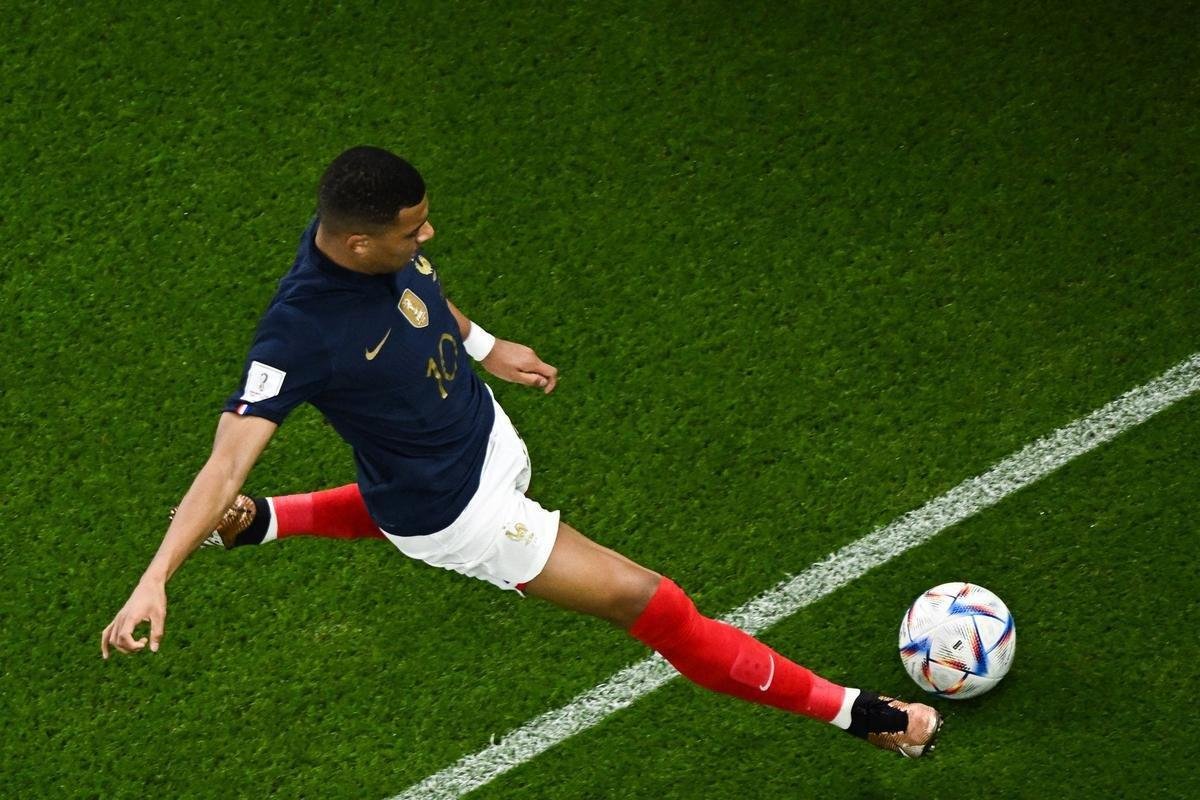 Lances da partida entre Frana e Polnia, pelas oitavas de final da Copa do Mundo.