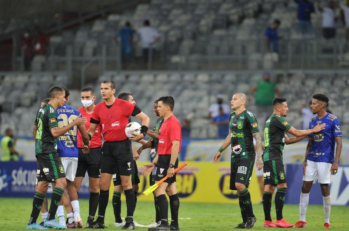 Cruzeiro voltou melhor no segundo tempo, mas n�o conseguiu furar a defesa do Am�rica, que venceu o cl�ssico por 2 a 0