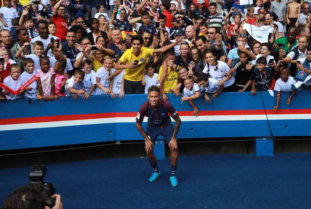 Neymar  apresentado  torcida do Paris Saint-Germain