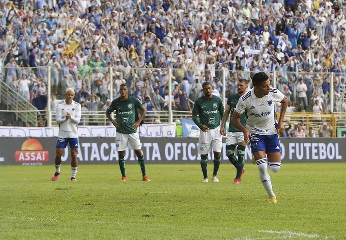 Fotos do jogo entre Caldense x Cruzeiro, no est�dio Ronald�o, em Po�os de Caldas, pela 7� rodada do Campeonato Mineiro