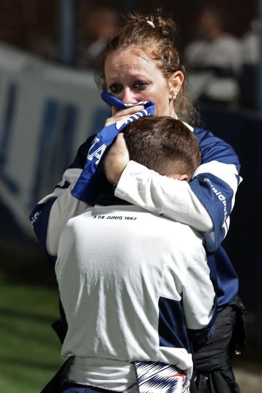 Polcia usou gs lacrimognio para tentar conter a confuso, fazendo com que jogadores fossem direto para o vestirio e muitos torcedores invadissem o gramado