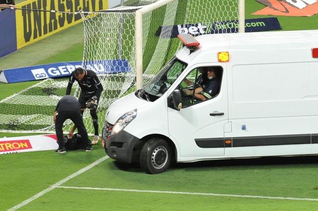 Edu, do Cruzeiro, deixa Mineiro de ambulncia aps choque com goleiro Everson, do Atltico