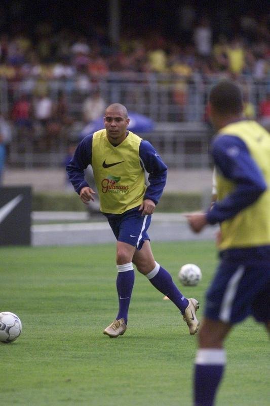 Ronaldo no Mineiro em 2004 durante aquecimento para a partida contra a Argentina, pelas Eliminatrias da Copa de 2006