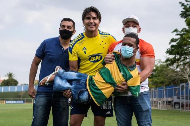 O campeo Gabriel Arajo foi  Toca da Raposa II acompanhar o treino do seu time de corao 