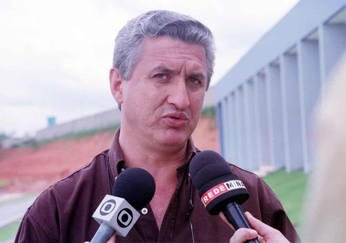 04/11/2002  O diretor de futebol do Cruzeiro, Eduardo Maluf, durante coletiva na Toca da Raposa II, em Belo Horizonte
